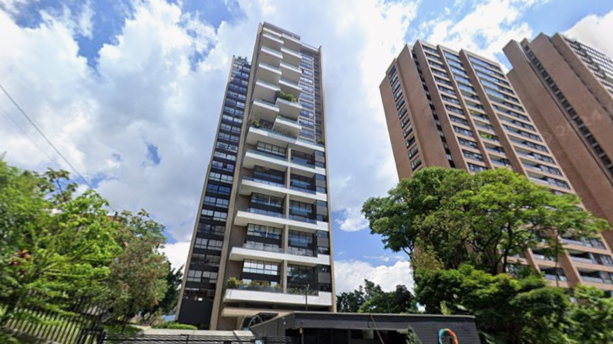 Autoridades investigan la muerte de un extranjero en Medellín luego de caer desde el décimo piso de un edificio de departamentos en el exclusivo barrio de El Poblado

 – Desde dentro