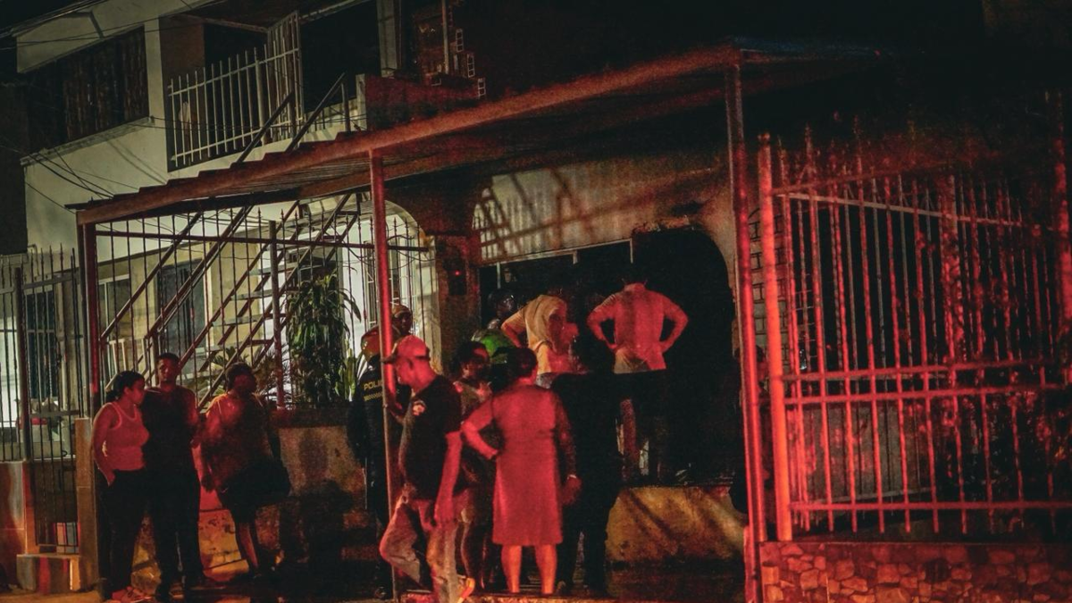 El fuego consumió la casa, pero pudo quemar toda la manzana

 – Desde dentro