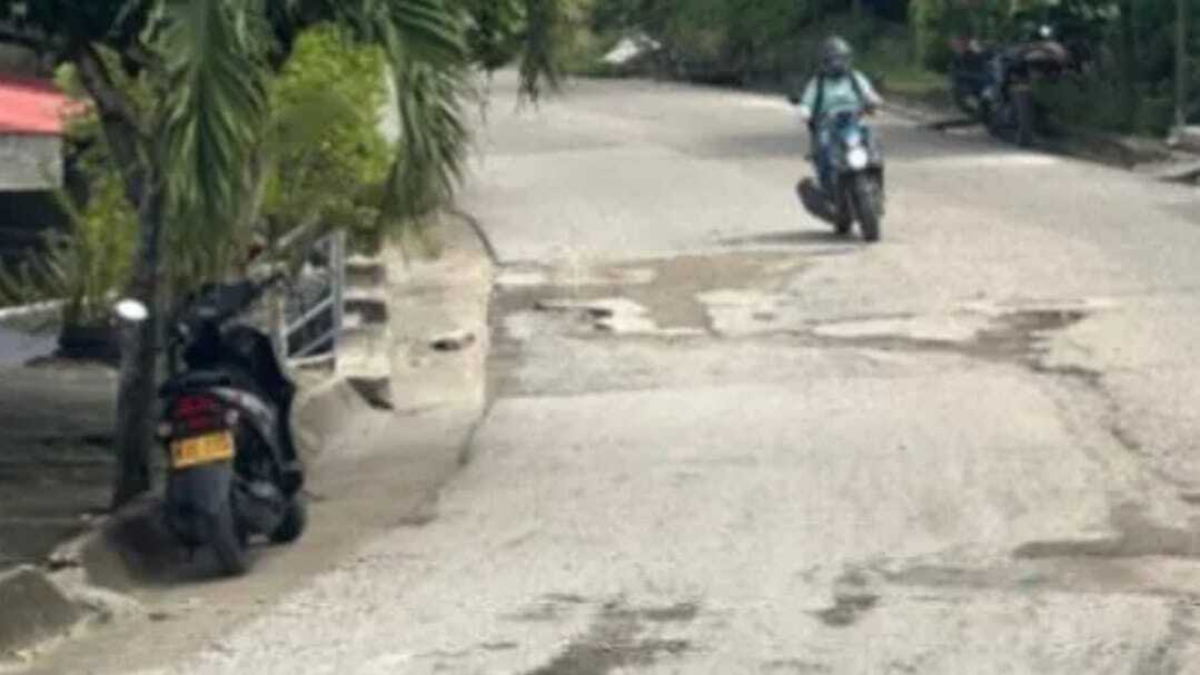 Los viajeros se enfrentan a agujeros en el asfalto o a delincuentes atrincherados.

 – Desde dentro