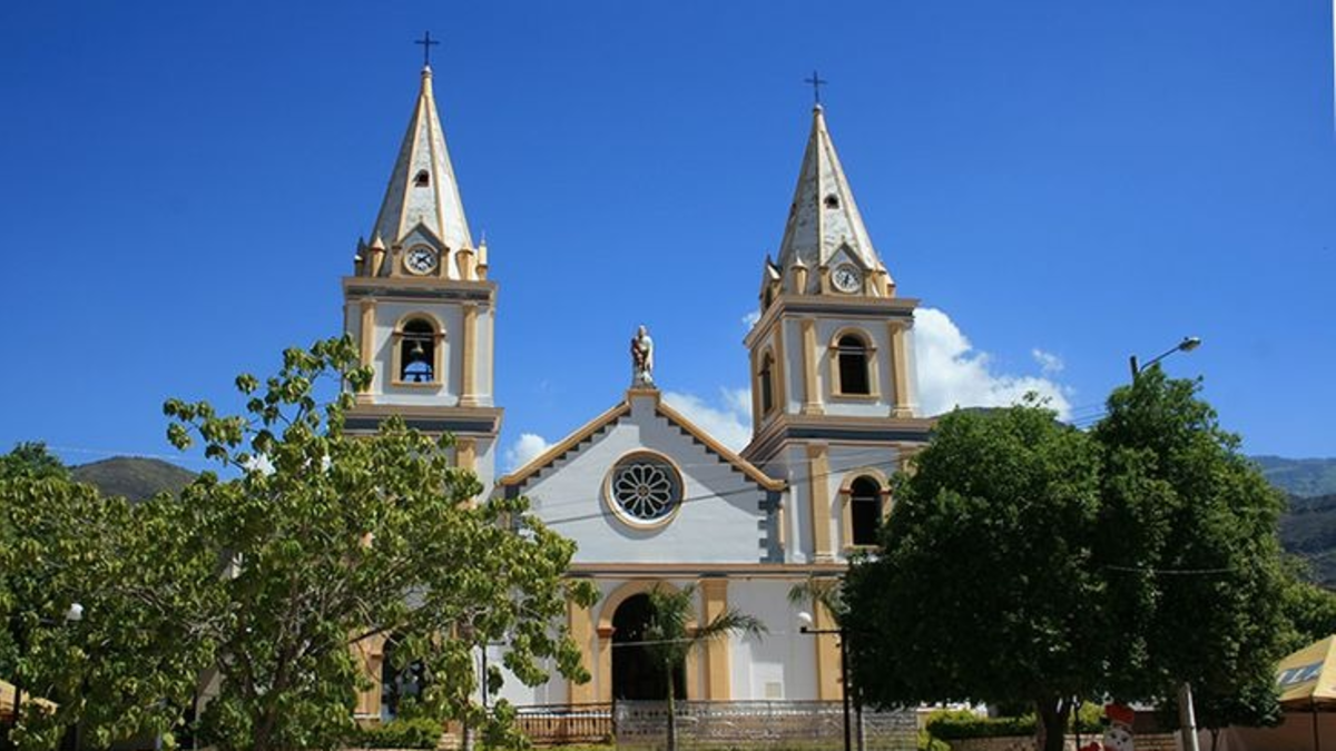 Funcionarios de Capitanejo bajo la mira de la Fiscalía General de la República por presuntas irregularidades en celebración de contratos con el Fondo de Desarrollo de Colombia

 – Desde dentro