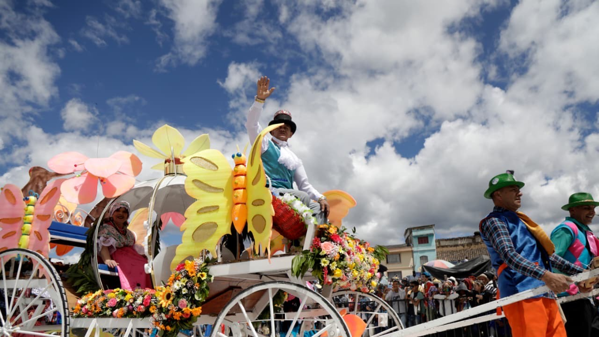 La familia Castañeda con 33 sellos marcó el 4 de enero y volvió a reunir multitudes para el Carnaval de Blancos y Negros

 – Desde dentro