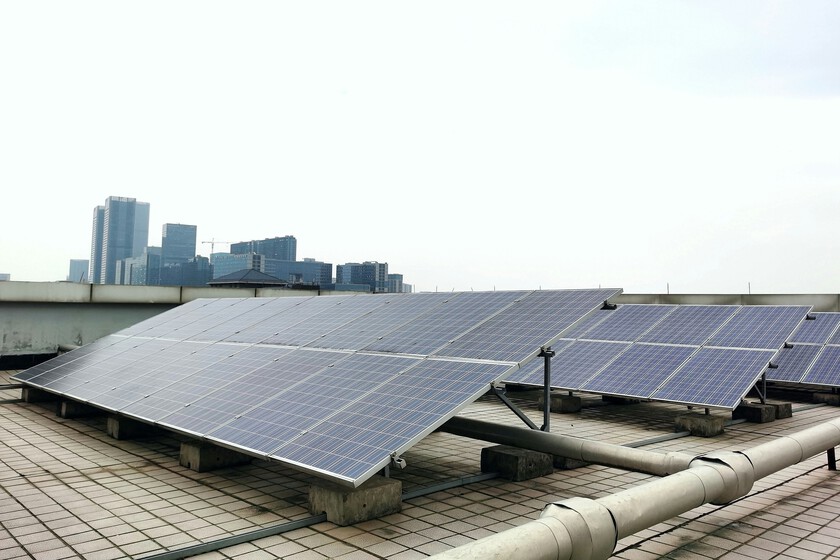 Acabamos de descubrir que el silicio tiene un cuello de botella invisible que impacta directamente en nuestros paneles solares

 – Desde dentro