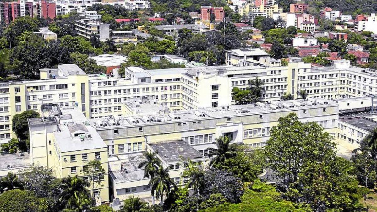 director del hospital presenta el informe

 – Desde dentro