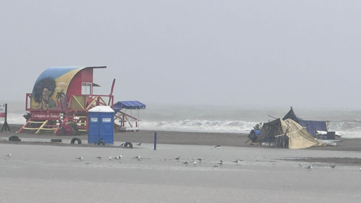 Cartagena permanece inundada y paralizada por emergencias provocadas por fuertes lluvias, frentes fríos y oleaje.

 – Desde dentro