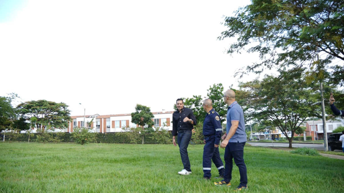 Colocaron la primera piedra de la mega estación de bomberos

 – Desde dentro