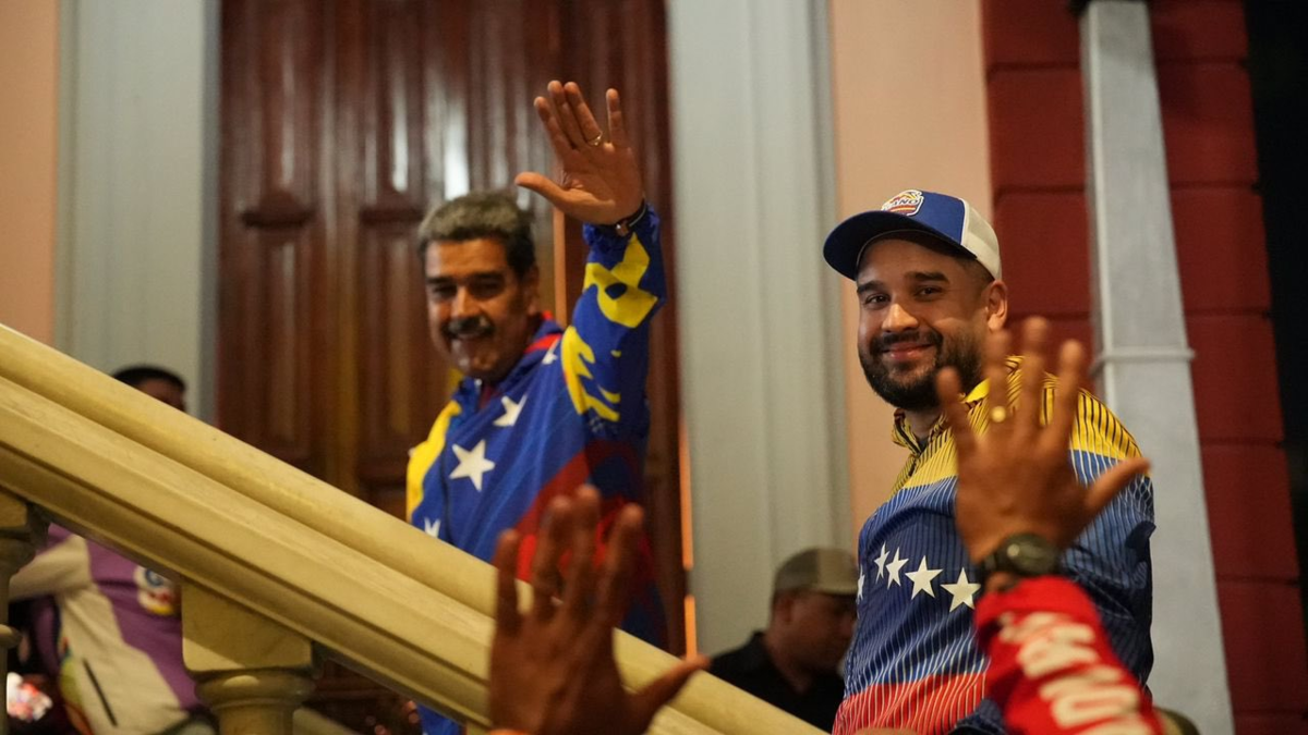 «Aquí estamos, con el pueblo, unidos y firmes»

 – Desde dentro