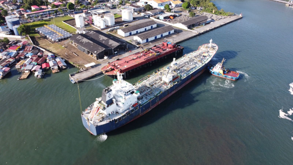 trajo 74.000 barriles de combustible desde Estados Unidos

 – Desde dentro