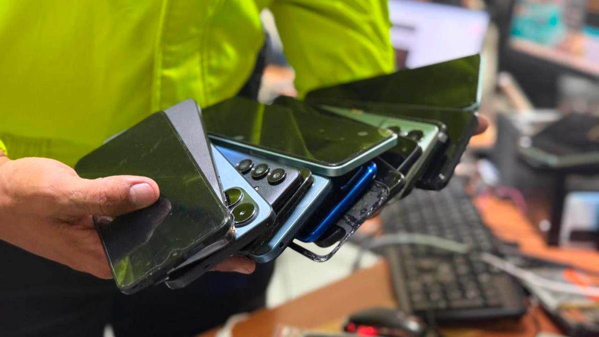 Rayo que provocó el desmantelamiento de la red de recepción en el centro comercial Ópera en Medellín

 – Desde dentro