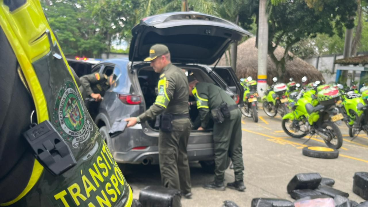 Persecución en la carretera Cali-Andalucía terminó con la incautación de 730 kilogramos de marihuana «terrible» destinada a Medellín

 – Desde dentro