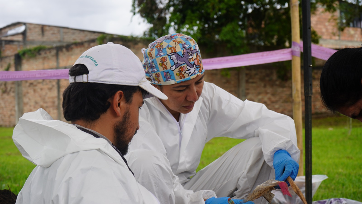 Así fue el hallazgo de 32 cadáveres de personas desaparecidas en el conflicto; con un buscador y mujeres locales en el cementerio de Popayán

 – Desde dentro