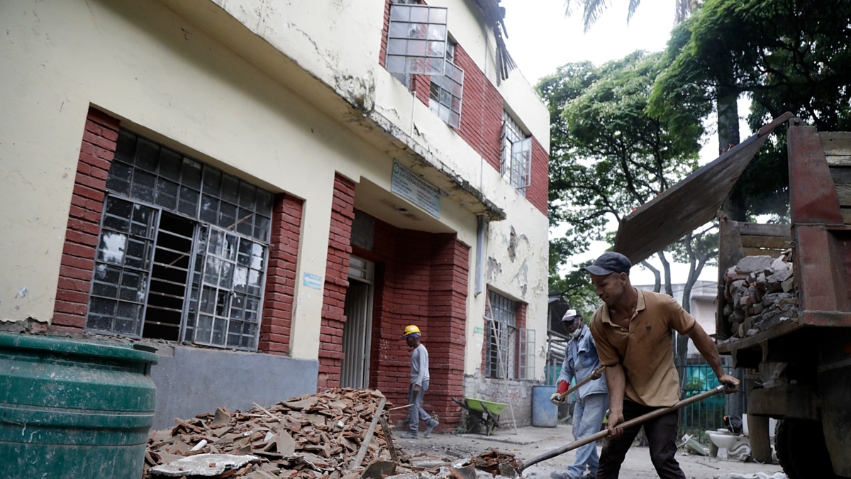 ¿Cómo se está invirtiendo el dinero en la reconstrucción de la escuela pública de 203 años y la más antigua de Cali, Santa Librada, tras la amenaza de ruina?

 – Desde dentro