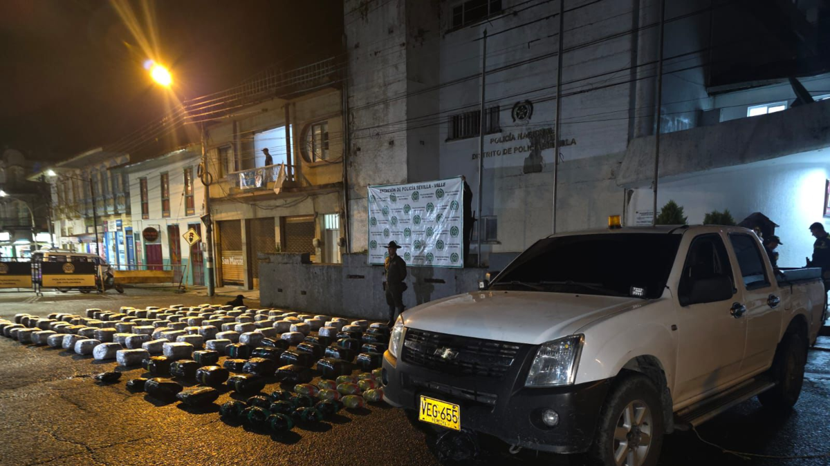 Tras una intensa persecución policial, un vehículo que transportaba media tonelada de marihuana acabó en la zona rural sevillana del Valle del Cauca.

 – Desde dentro