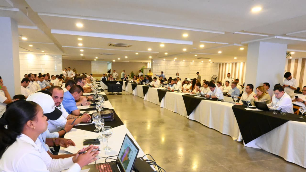 Gobierno nacional compromete $13.000 millones y coordina plan urgente de recuperación con 25 intendentes

 – Desde dentro