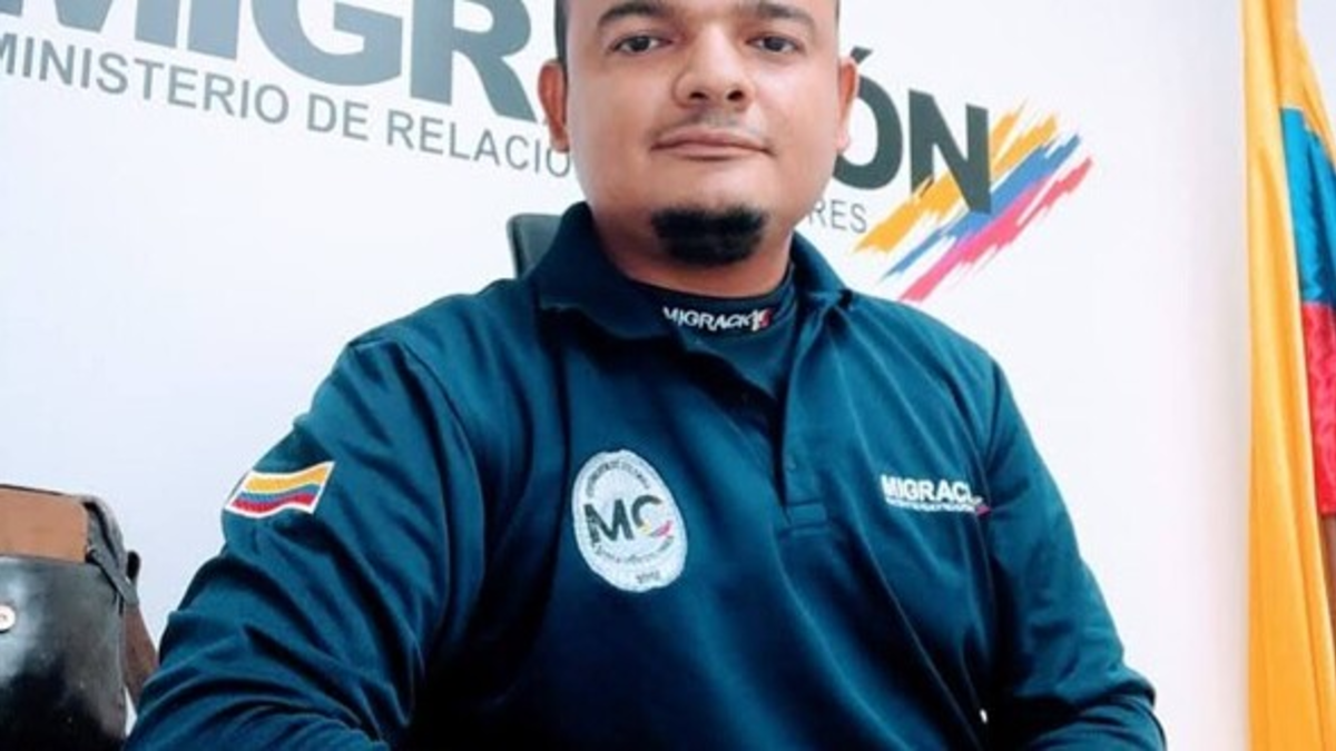 Un funcionario de inmigración colombiano se convirtió en héroe al salvarle la vida a un viajero chileno

 – Desde dentro