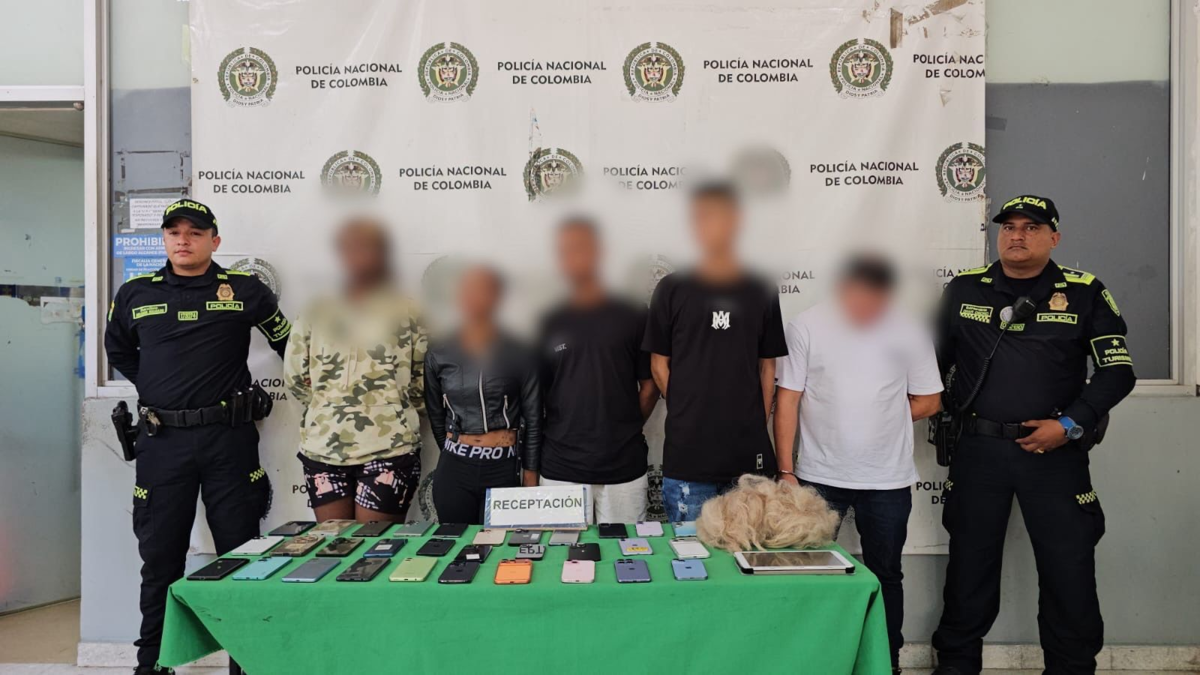 La policía encontró 32 equipos.

 – Desde dentro