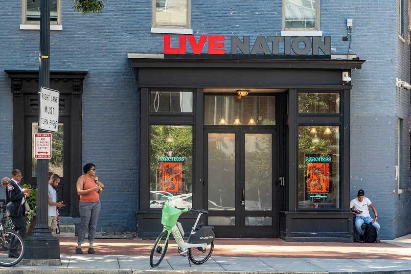 Los ejecutivos de TicketMaster admiten en privado lo que sus clientes han sospechado durante años:

 – Desde dentro