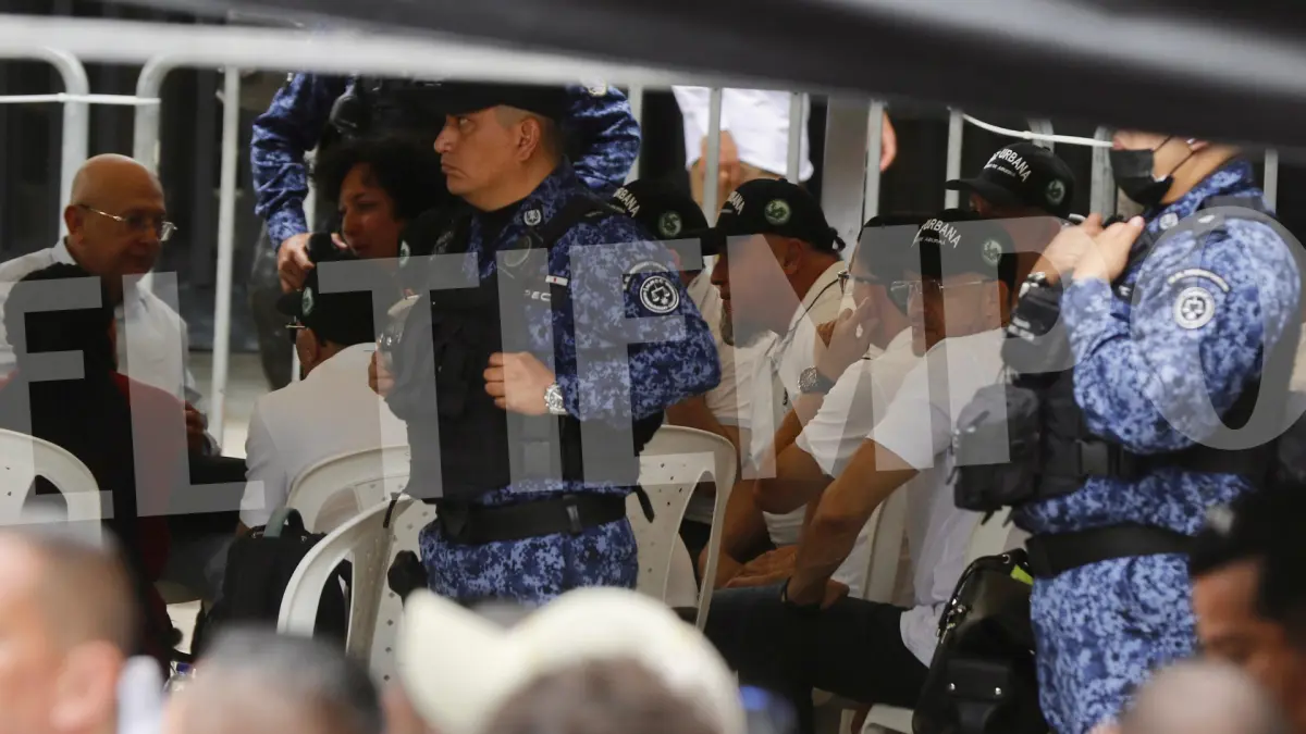 Expedientes de nueve cabecillas presentes en el «escenario» presidencial en Medellín, contra quienes la Fiscalía suspendió órdenes de aprehensión

 – Desde dentro