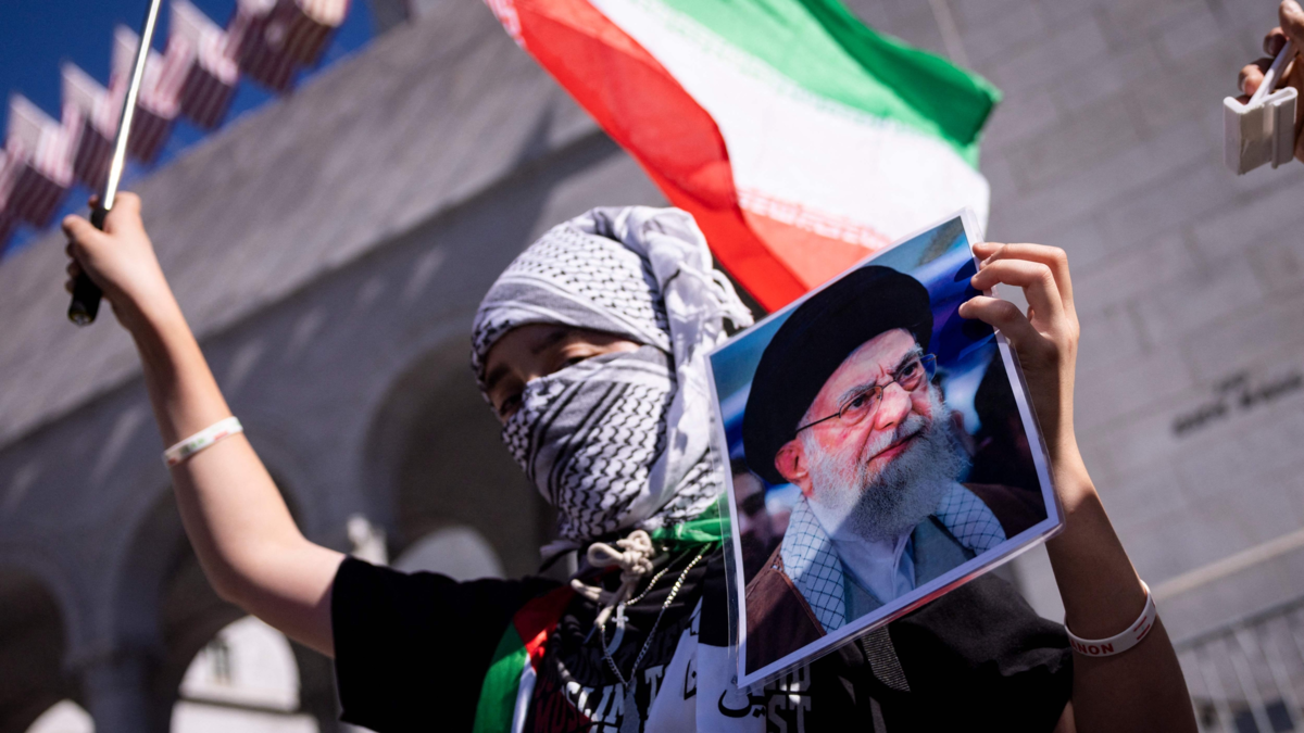 Irán promete vengar la muerte de Ali Jamenei y amenaza con atacar a Estados Unidos e Israel «con una violencia que nunca habían conocido»

 – Desde dentro