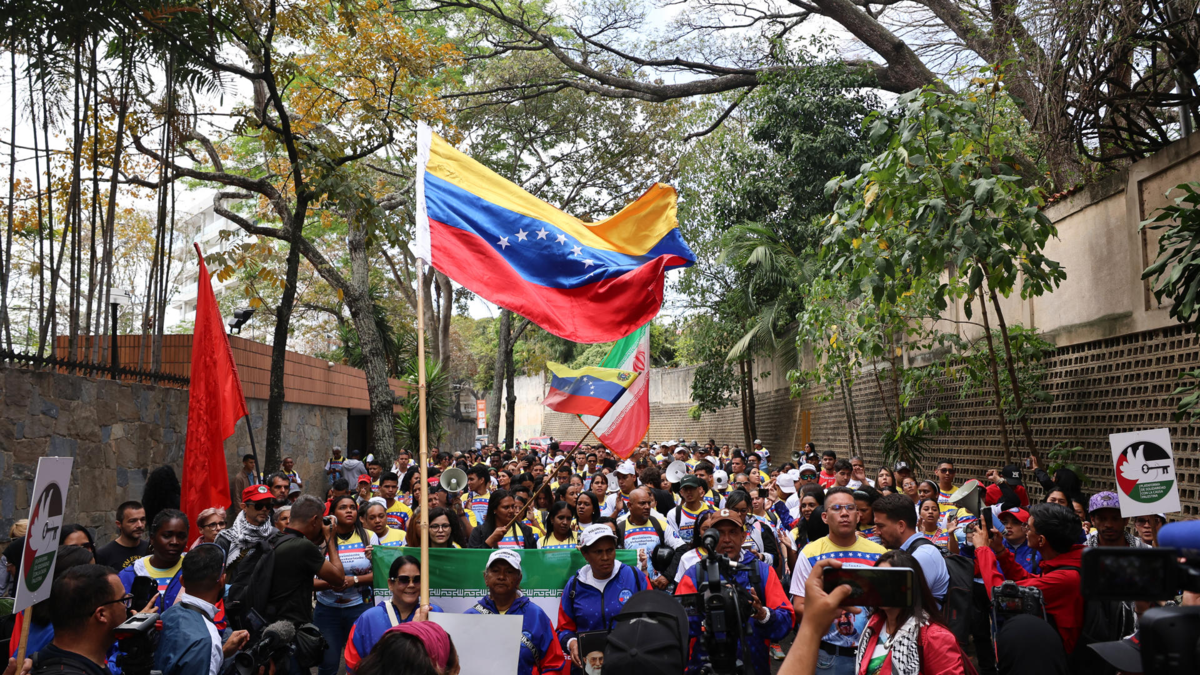 Chavistas protestan frente a la embajada de Irán en Venezuela contra los bombardeos de EE.UU. e Israel y celebran la muerte de Ali Jamenei

 – Desde dentro