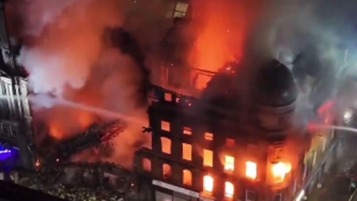 Un voraz incendio provoca el derrumbe de un edificio junto a la Estación Central de Glasgow, la terminal de trenes más transitada de Escocia

 – Desde dentro