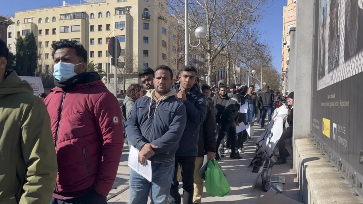 España permitirá que sindicatos y organizaciones no gubernamentales ayuden a los inmigrantes en los trámites para regular su situación en el país

 – Desde dentro