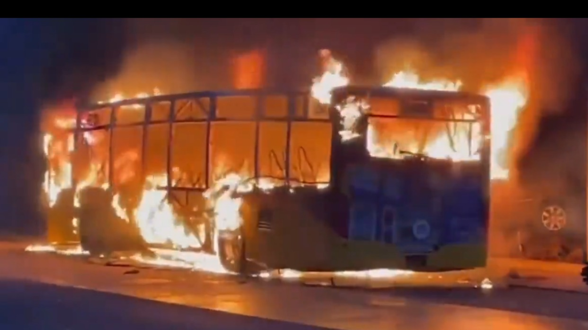 Según la prensa local, seis personas murieron y varios resultaron heridos tras el incendio

 – Desde dentro