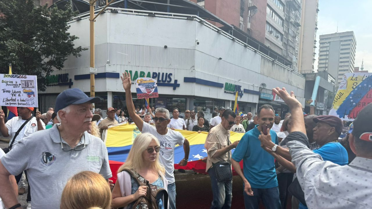 Venezolanos salen a las calles para exigir aumento del salario mínimo; Es una de las mayores protestas desde la captura de Maduro

 – Desde dentro