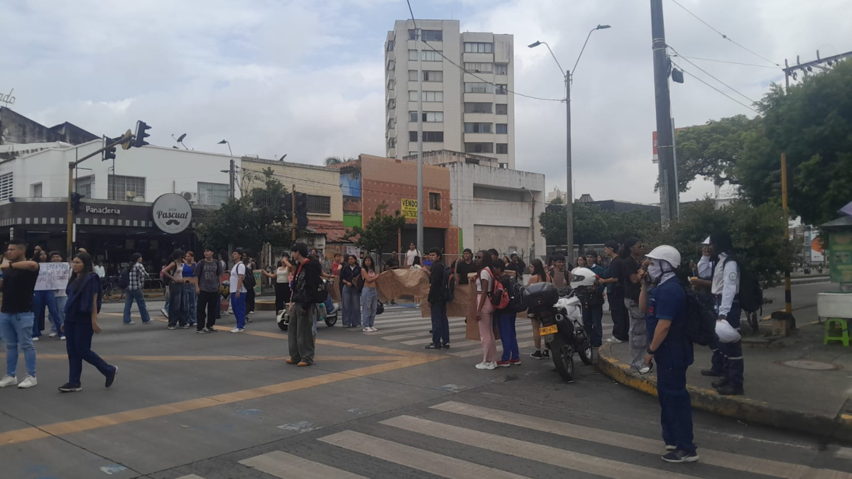 Rechazo por actos vandálicos contra estación del sistema de transporte MIO en el sur de Cali durante protestas estudiantiles en Univalle

 – Desde dentro
