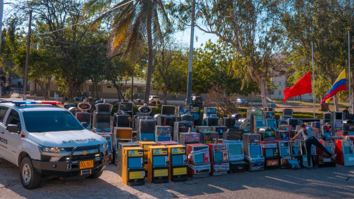 Agentes revelan la fábrica secreta y la evasión del millonario.

 – Desde dentro