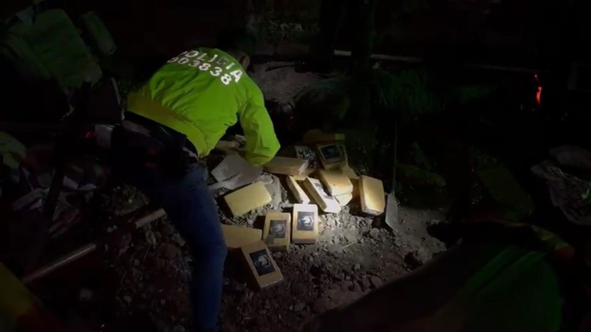 Así funcionaba el taller de latón y pintura de Cali, que era una fachada que escondía media tonelada de cocaína vinculada a la construcción «Jaime Martínez».

 – Desde dentro