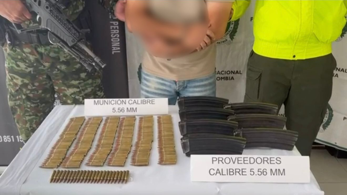 Capturan al sujeto en flagrancia con munición de largo alcance que iba a ser entregada al clan del Golfo, y el juez lo dejó en libertad con más de 6 billetes

 – Desde dentro