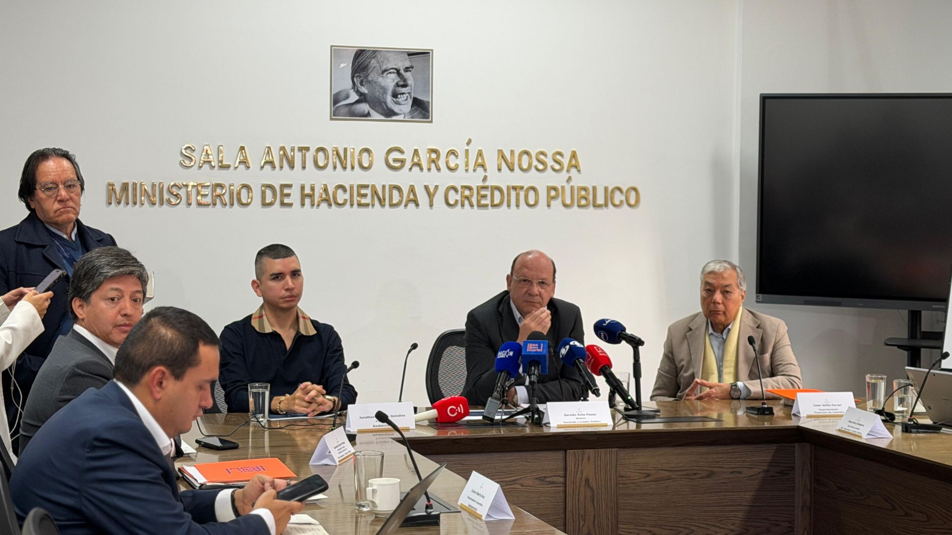 Gobierno y bancos llegan a acuerdo y excluyen inversiones forzosas 

 – Desde dentro