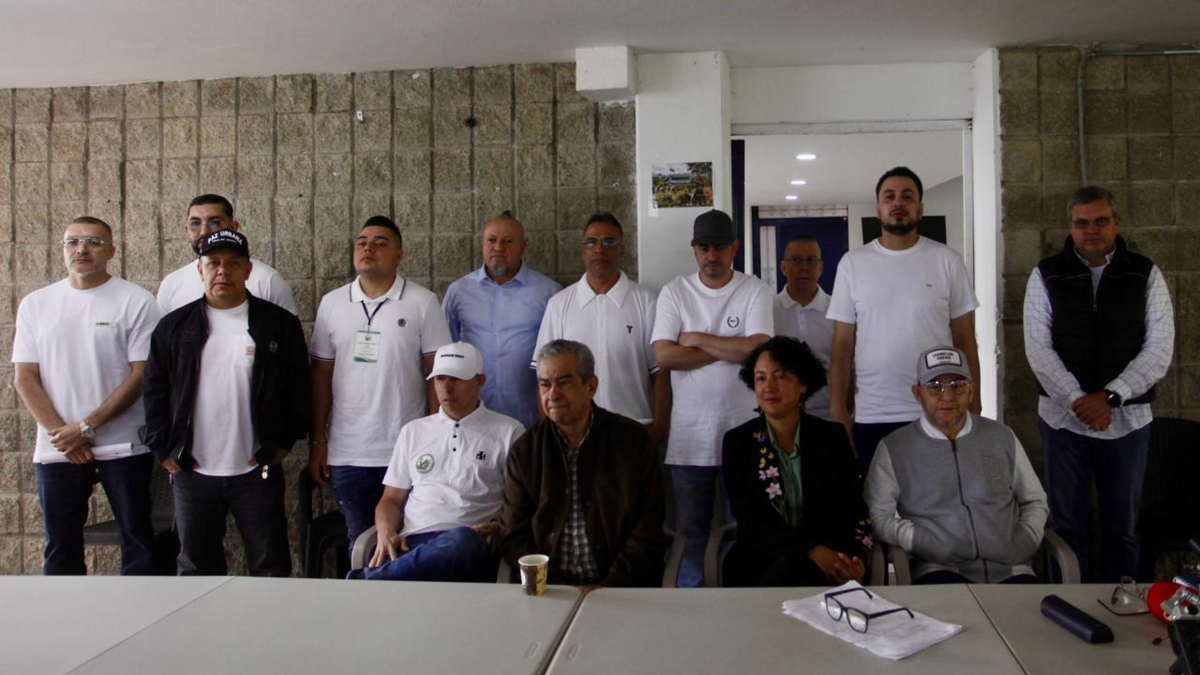 «En un símbolo de lo que fue el gobierno de Petro»

 – Desde dentro