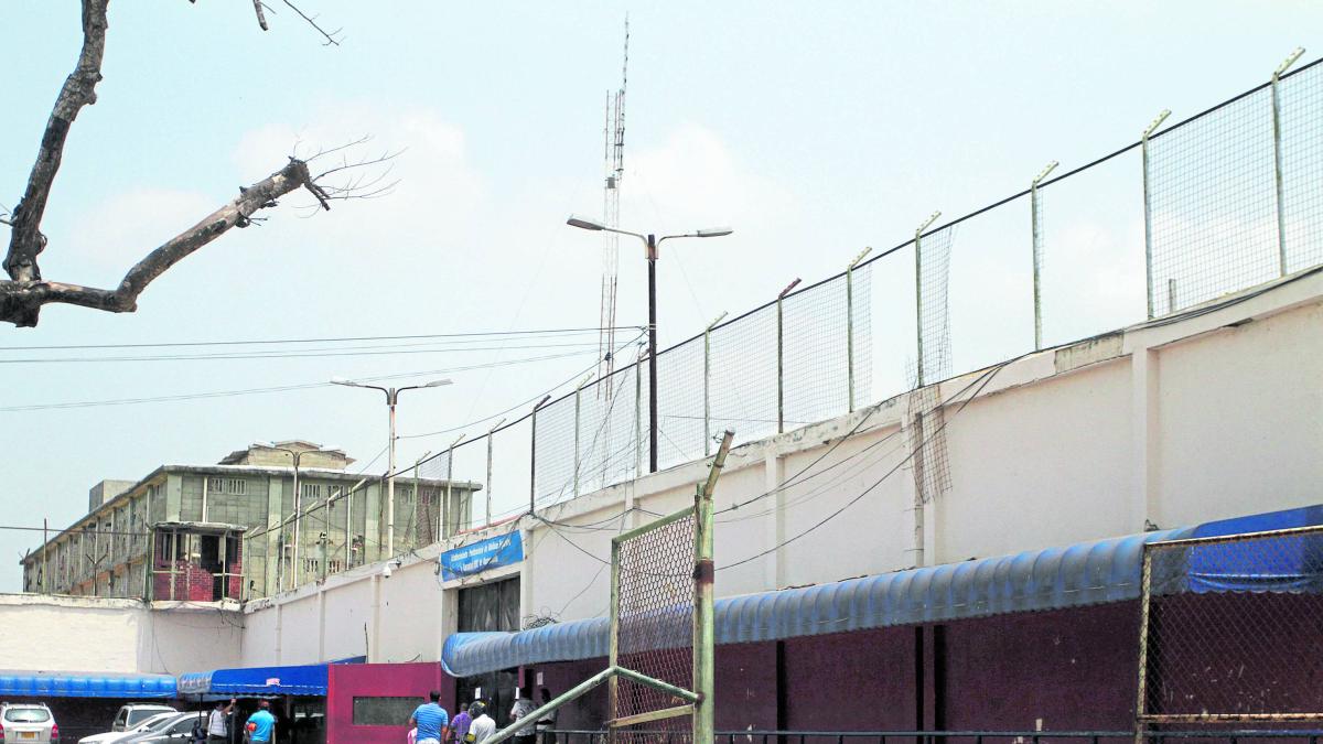 el prisionero fue asesinado a martillazos y puñaladas; aparentemente por venganza

 – Desde dentro